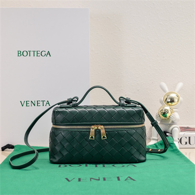 BV Bang Bang Vanity Case Intrecciato Calfskin leather Emerald Green