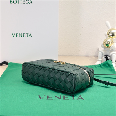 BV Bang Bang Vanity Case Intrecciato Calfskin leather Emerald Green