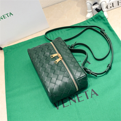 BV Bang Bang Vanity Case Intrecciato Calfskin leather Emerald Green