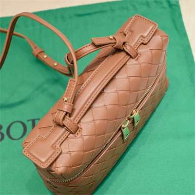 BV Bang Bang Vanity Case Intrecciato Calfskin leather Cork