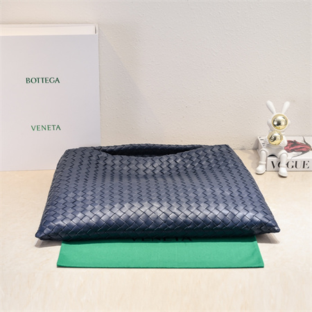 BV Large Hop Shoulder Bag In Calfskin Navy