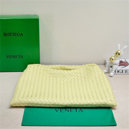 BV Large Hop Shoulder Bag In Calfskin Icecream