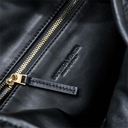 BV Large Hop Shoulder Bag In Calfskin Black