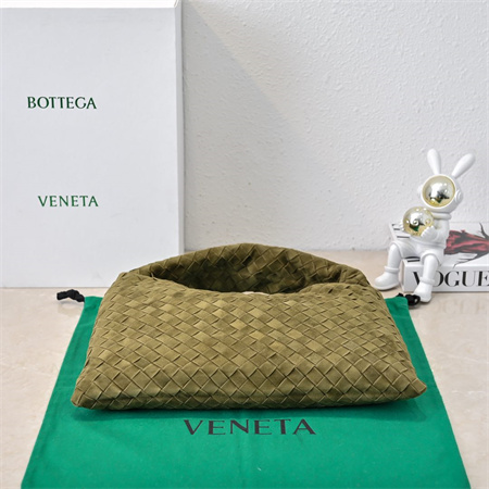 BV Hop Shoulder Bag In Suede Olive