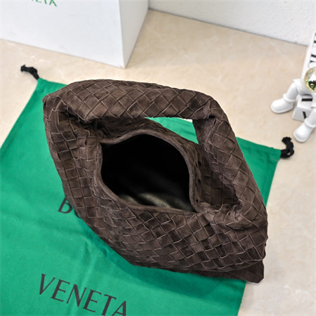 BV Hop Shoulder Bag In Suede Fondant