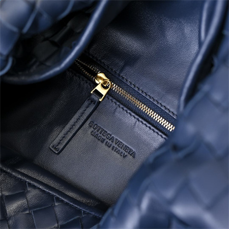 BV Hop Shoulder Bag In Calfskin Navy Blue