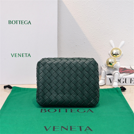 BV Small Parachute Shoulder Bag In Lambskin Emerald