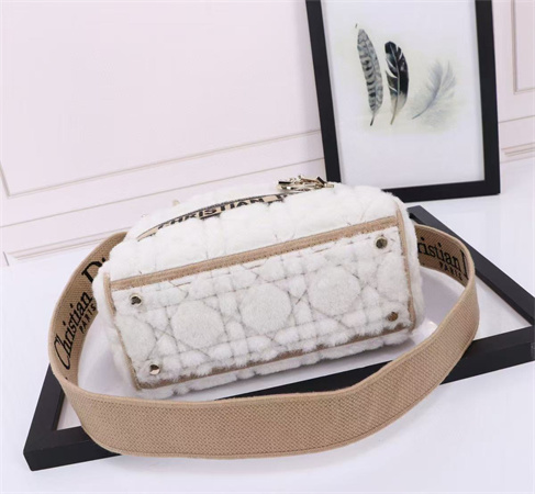 cd medium lady D*or d-lite bag shearling cannage white/beige
