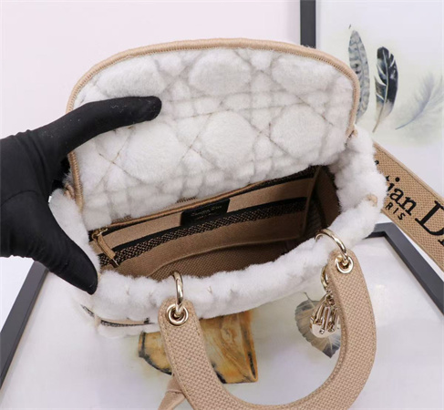 cd medium lady D*or d-lite bag shearling cannage white/beige