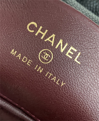 Ch*el clutch with chain grained calfskin & gold-tone metal black ap4423