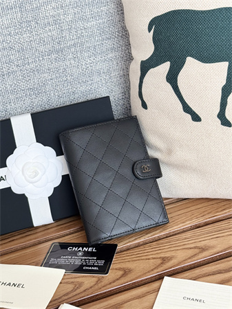 Ch*el passport holder in black calfskin gold tone metal ap3658