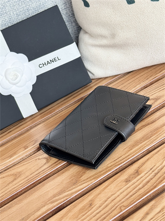 Ch*el passport holder in black calfskin gold tone metal ap3658