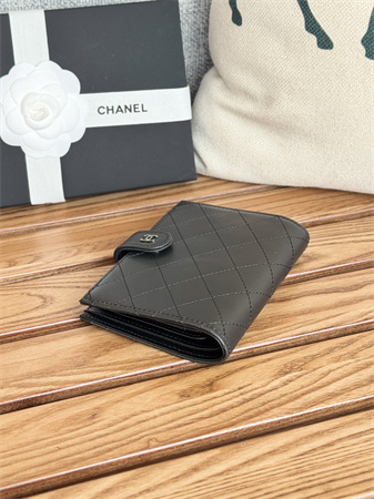 Ch*el passport holder in black calfskin gold tone metal ap3658