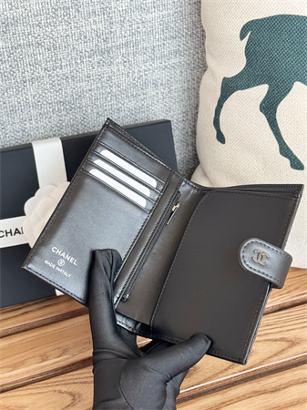 Ch*el passport holder in black calfskin gold tone metal ap3658