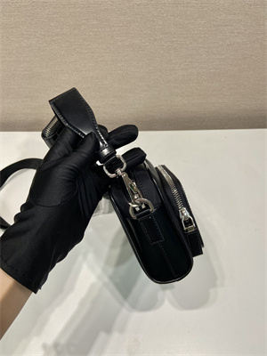 Pra*a re-nylon and shinny leather shoulder bag black 2vh172