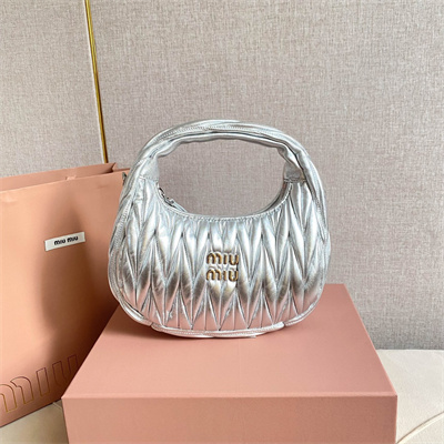 M*um*u wander matelassé nappa leather small hobo bag silver color