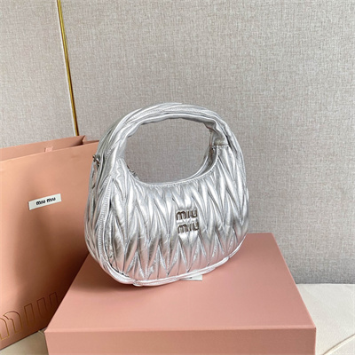 M*um*u wander matelassé nappa leather small hobo bag silver color