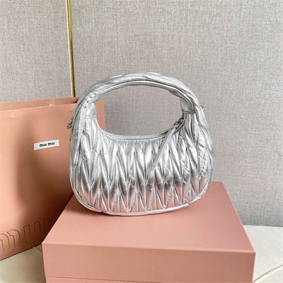 M*um*u wander matelassé nappa leather small hobo bag silver color