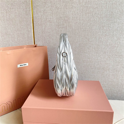 M*um*u wander matelassé nappa leather small hobo bag silver color
