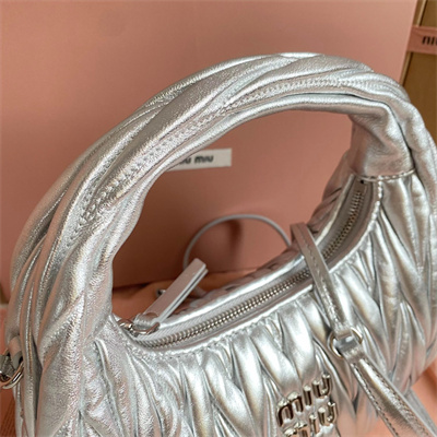 M*um*u wander matelassé nappa leather small hobo bag silver color
