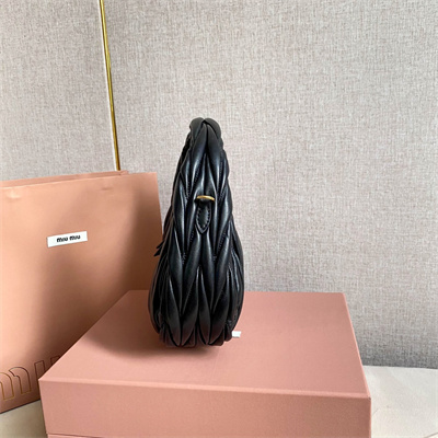 M*um*u wander matelassé nappa leather small hobo bag black color