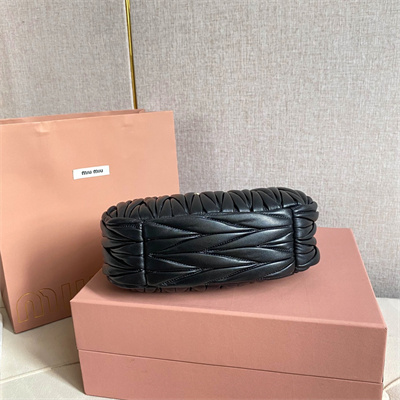 M*um*u wander matelassé nappa leather small hobo bag black color