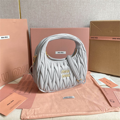 M*um*u wander matelassé nappa leather small hobo bag pearl gray color