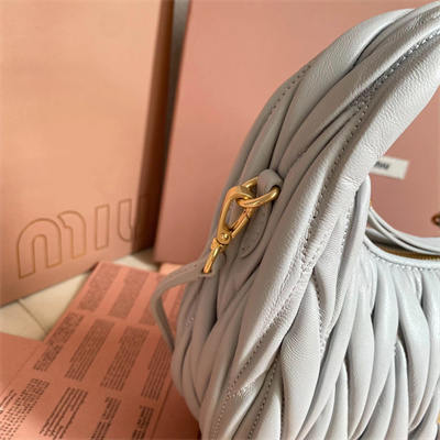 M*um*u wander matelassé nappa leather small hobo bag pearl gray color