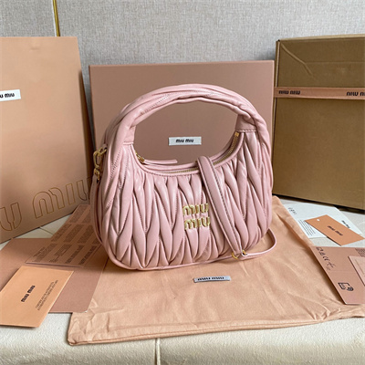 M*um*u wander matelassé nappa leather small hobo bag alabaster pink color