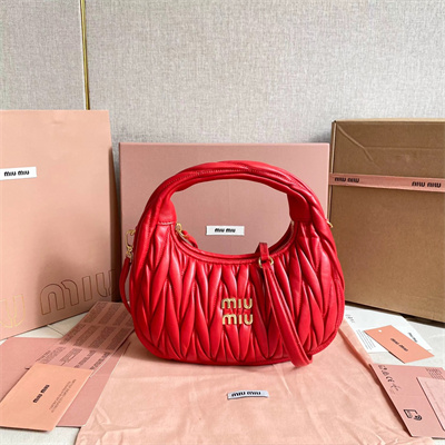 M*um*u wander matelassé nappa leather small hobo bag red color