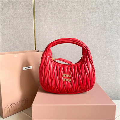 M*um*u wander matelassé nappa leather small hobo bag red color