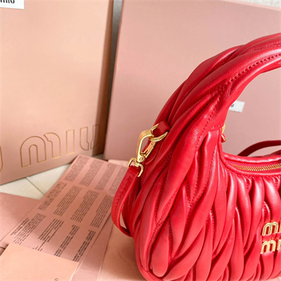 M*um*u wander matelassé nappa leather small hobo bag red color
