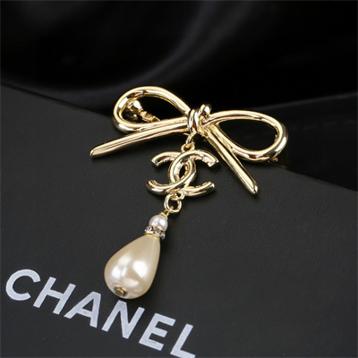 Ch*el brooch 37746