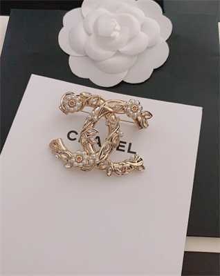 Ch*el brooch 37761