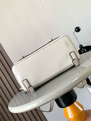 L0ew* goya backpack in soft grained calfskin cream