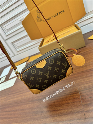 L.V Trocadéro Wearable Wallet G69 M14058 Top