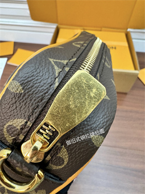 L.V Trocadéro Wearable Wallet G69 M14058 Top