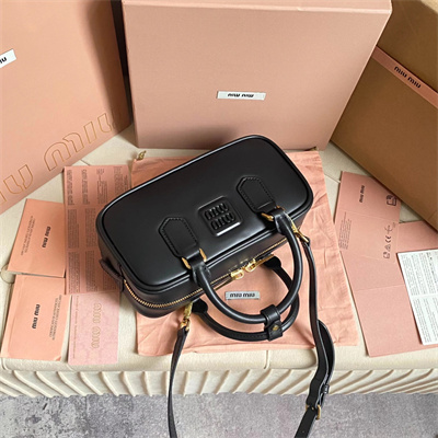 M*um*u arcadie leather top handle bag black color