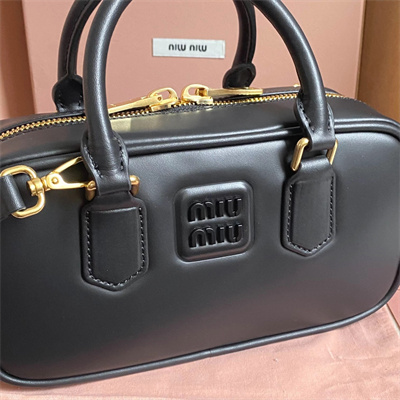 M*um*u arcadie leather top handle bag black color