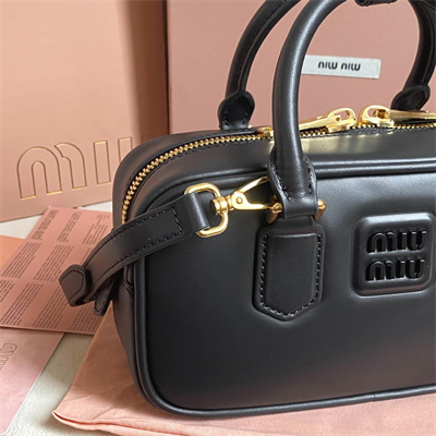 M*um*u arcadie leather top handle bag black color