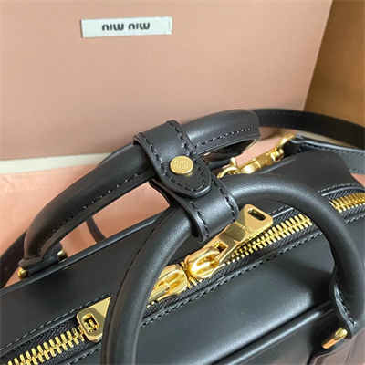 M*um*u arcadie leather top handle bag black color