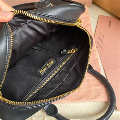 M*um*u arcadie leather top handle bag black color