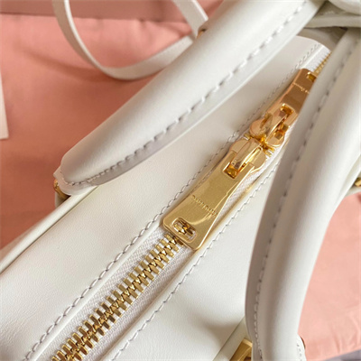 M*um*u arcadie leather top handle bag white color