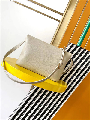 Y.S.L CASSANDRE Envelope Messenger In Grained Lambskin Cream