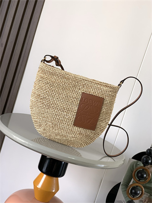 L0ew* slit pochette bag in raffia and calfskin nature /tan