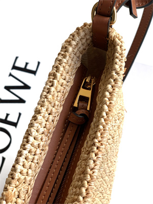 L0ew* slit pochette bag in raffia and calfskin nature /tan