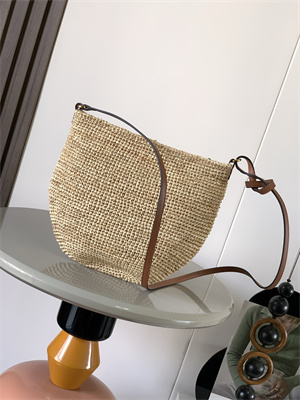 L0ew* slit pochette bag in raffia and calfskin nature /tan