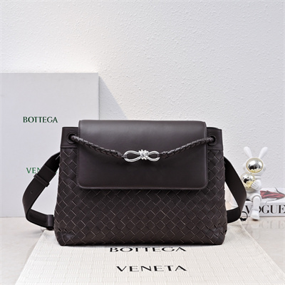 BV Medium Andiamo Messenger Bag In Calfskin Fondant