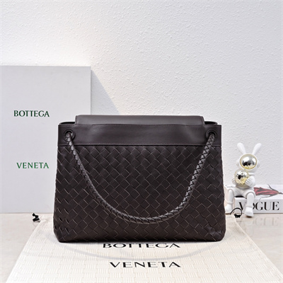 BV Medium Andiamo Messenger Bag In Calfskin Fondant