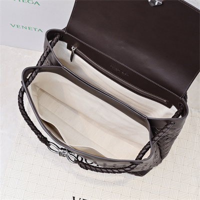 BV Medium Andiamo Messenger Bag In Calfskin Fondant